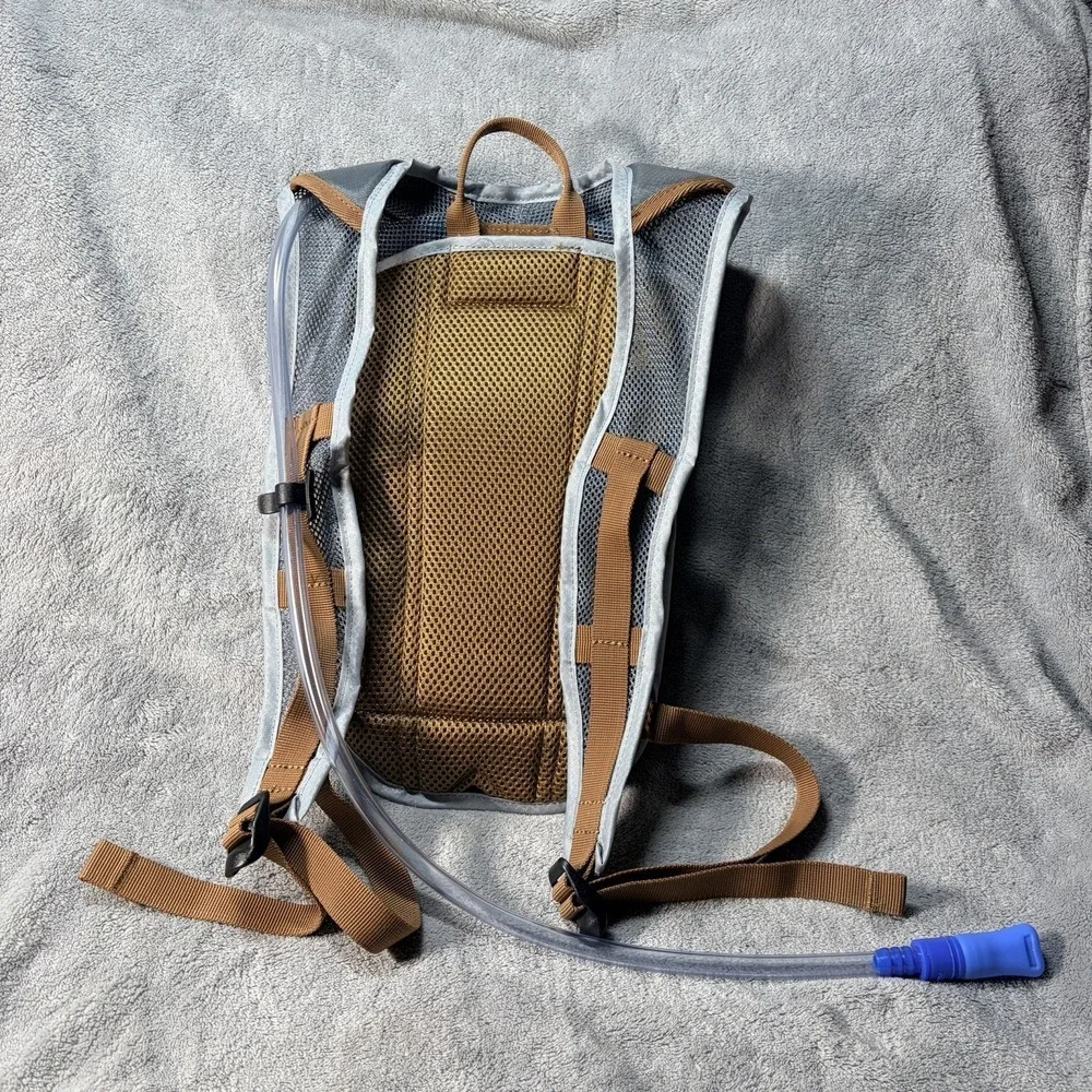 Bass Pro Shops 1.5L Hydration Pack - Brown/Gray